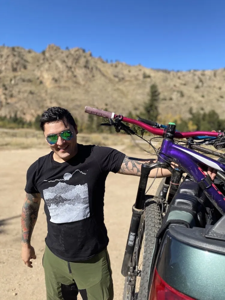 Ascend Mountains Tee - Black